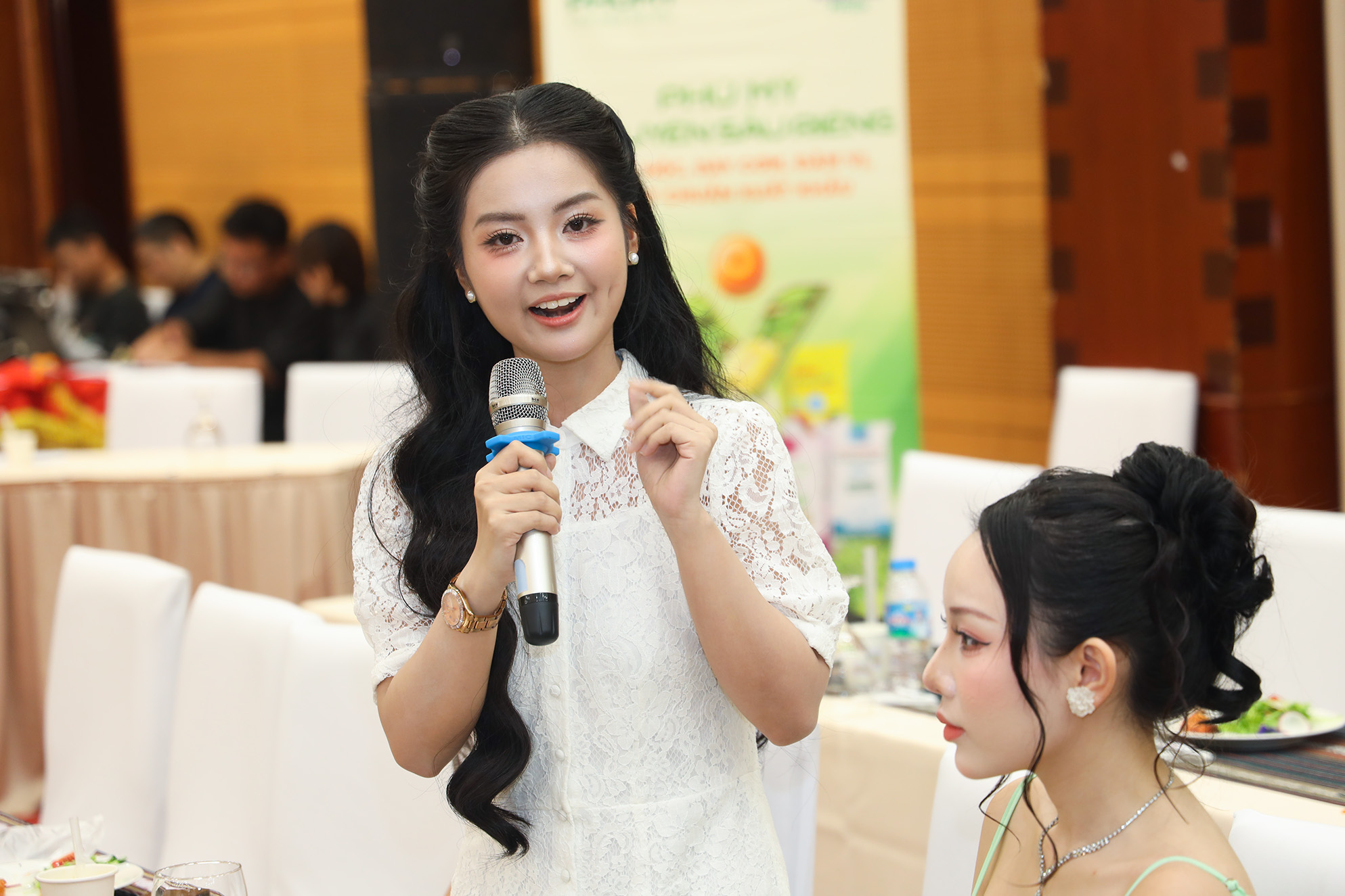 Khách mời chia sẻ ấn tượng với các món ẩm thực được chế biến tại sầu riêng